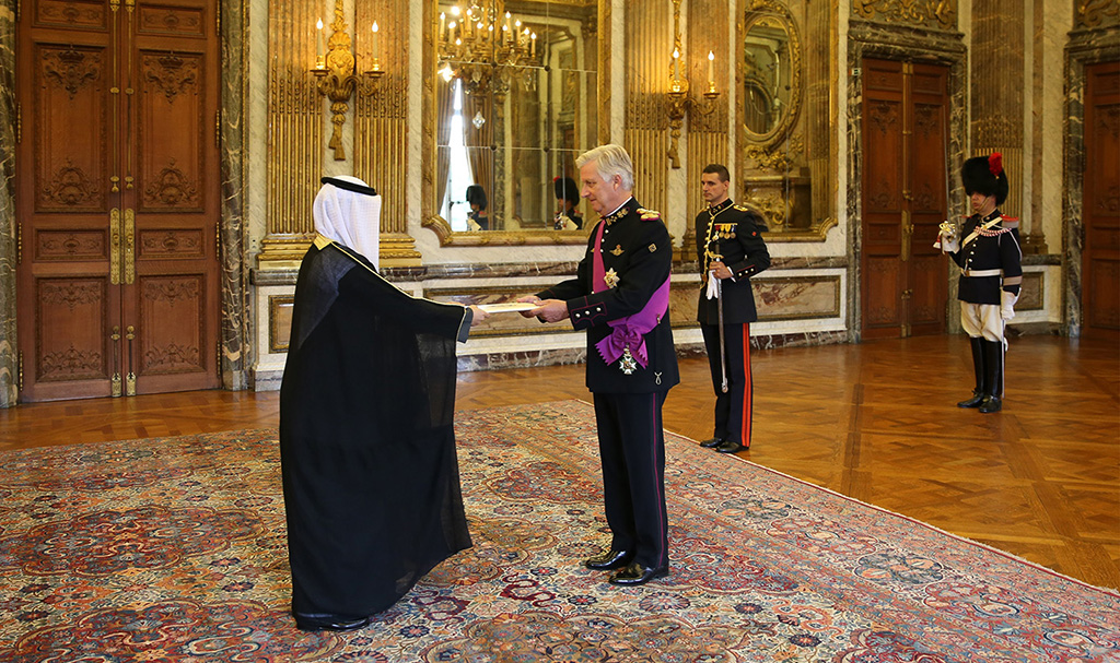 Kuwaiti Ambassador to Belgium Nawaf Al-Enezi presents his credentials to Belgian King Philippe.