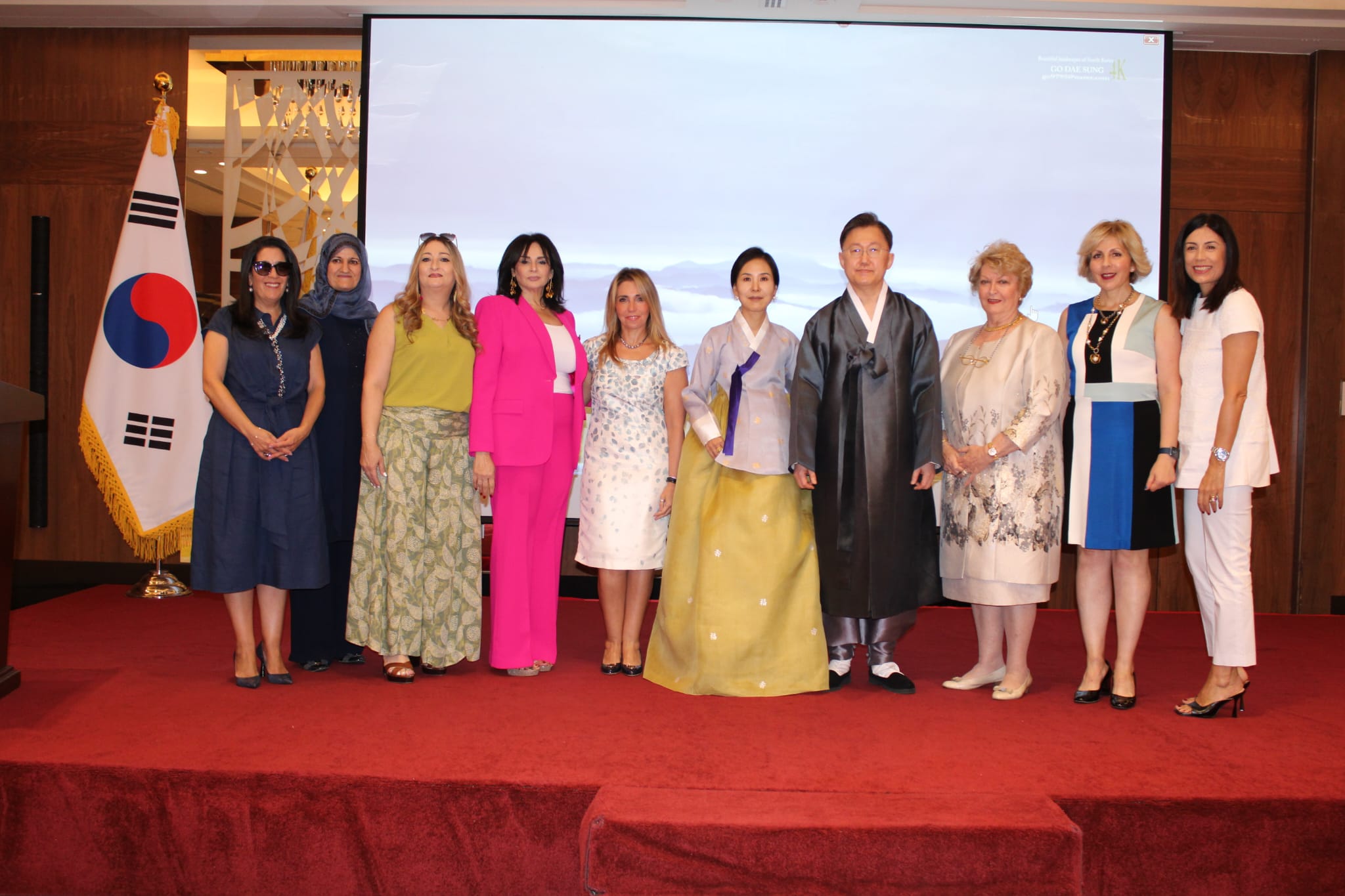 KUWAIT: Chung Byung-Ha, Ambassador of Korea with his spouse and members of the International Women’s Group.n
