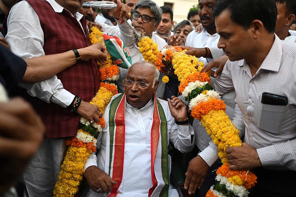 NEW DELHI: India's Congress party’s newly-appointed president Mallikarjun Kharge receives a garland from his supporters after addressing a press conference on Oct 19, 2022. – AFP