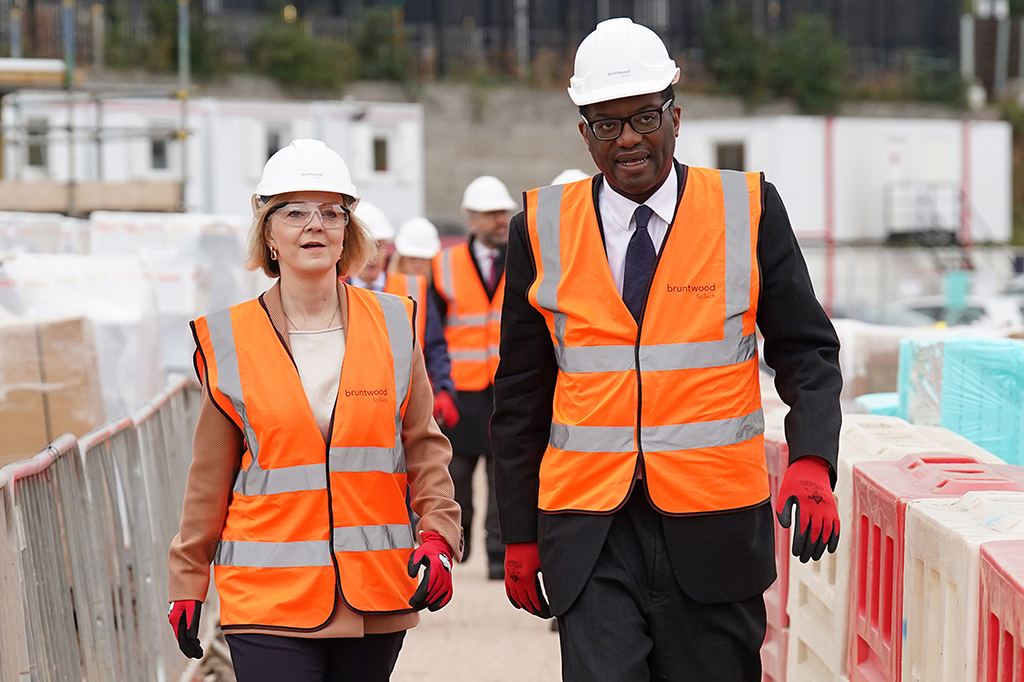 BIRMINGHAM: Britain's Prime Minister Liz Truss (left) and Britain's Chancellor of the Exchequer Kwasi Kwarteng wearing hard hats and hi-vis jackets, visit a construction site for a medical innovation campus in Birmingham, central England, on October 4, 2022. – AFP