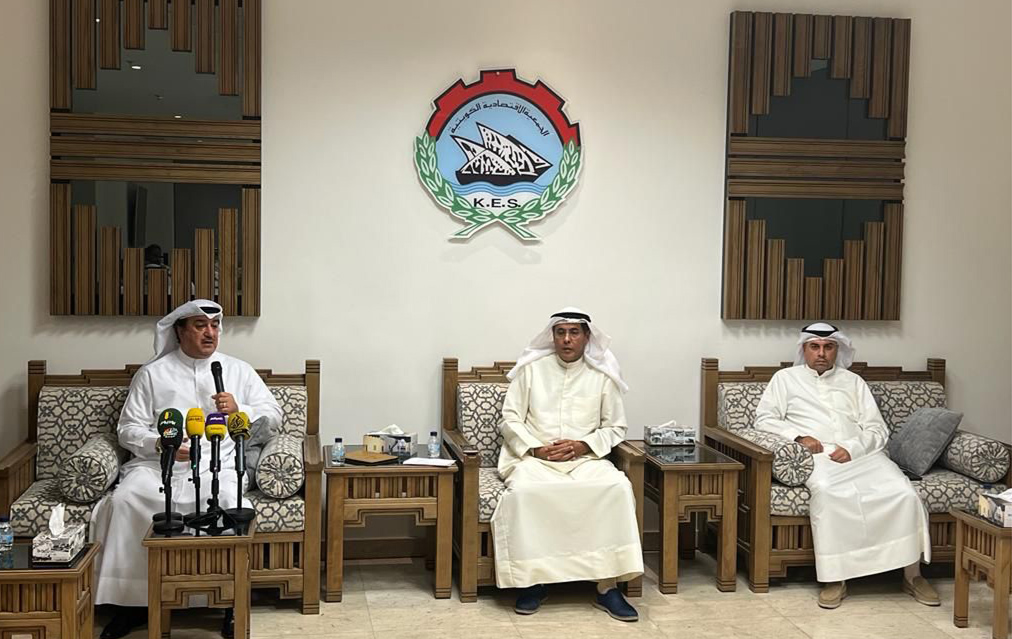 KUWAIT: (From left), Emad Haidar, Sultan Al-Jazzaf and Ibrahim Al-Awadi during the seminar.