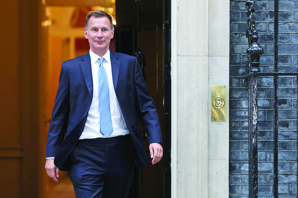 LONDON: Britain's new Chancellor of the Exchequer Jeremy Hunt leaves 10 Downing Street in central London on October 14, 2022, after having a meeting with Britain's Prime Minister Liz Truss. - AFP
