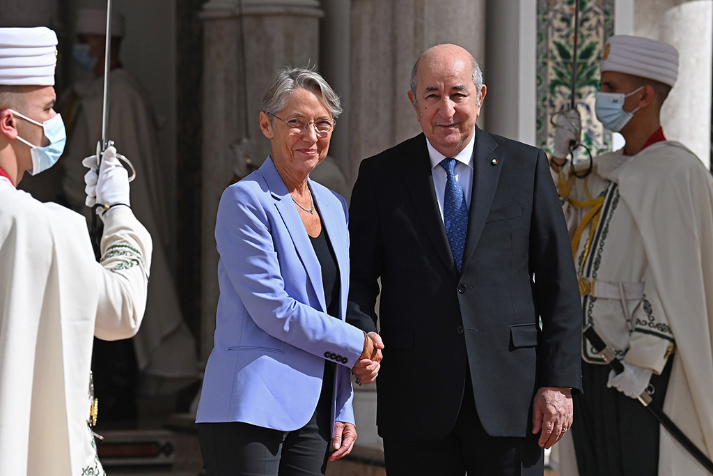 ALGIERS: Algerian President Abdelmajid Tebboune (center right) receives French Prime Minister Elisabeth Borne at the presidential palace in Algiers, on October 10, 2022. – AFP