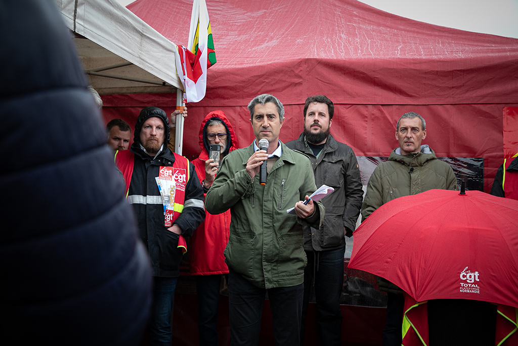 GONFREVILLE-L'ORCHER, France: French left-wing coalition NUPES (New People's Ecologic and Social Union) and La France Insoumise (LFI) Member of Parliament Francois Ruffin (center) speaks to employees on strike at the TotalEnergies raffinery site, in Gonfreville-l'Orcher, near Le Havre, northwestern France, on October 13, 2022. - AFP