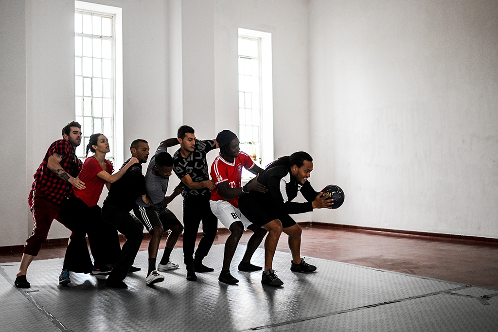 Inmates attend a contemporary dance class of the project ‘Corpo em Cadeia’ (‘body in chain’) at Linho prison in Alcabideche, near Cascais.- AFP