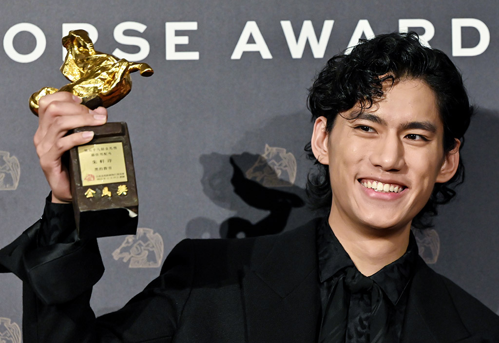 Taiwanese actor Berant Zhu poses with the trophy after winning the Best Supporting Actor.