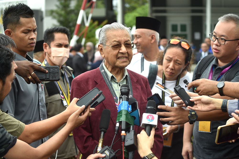 Langkawi: Former Malaysia Prime Minister and founder of the Gerakan Tanah Air (homeland Movement) Mahathir Mohamad speaks to the press outside the nomination center in Langkawi Island on November 5, 2022. - AFP