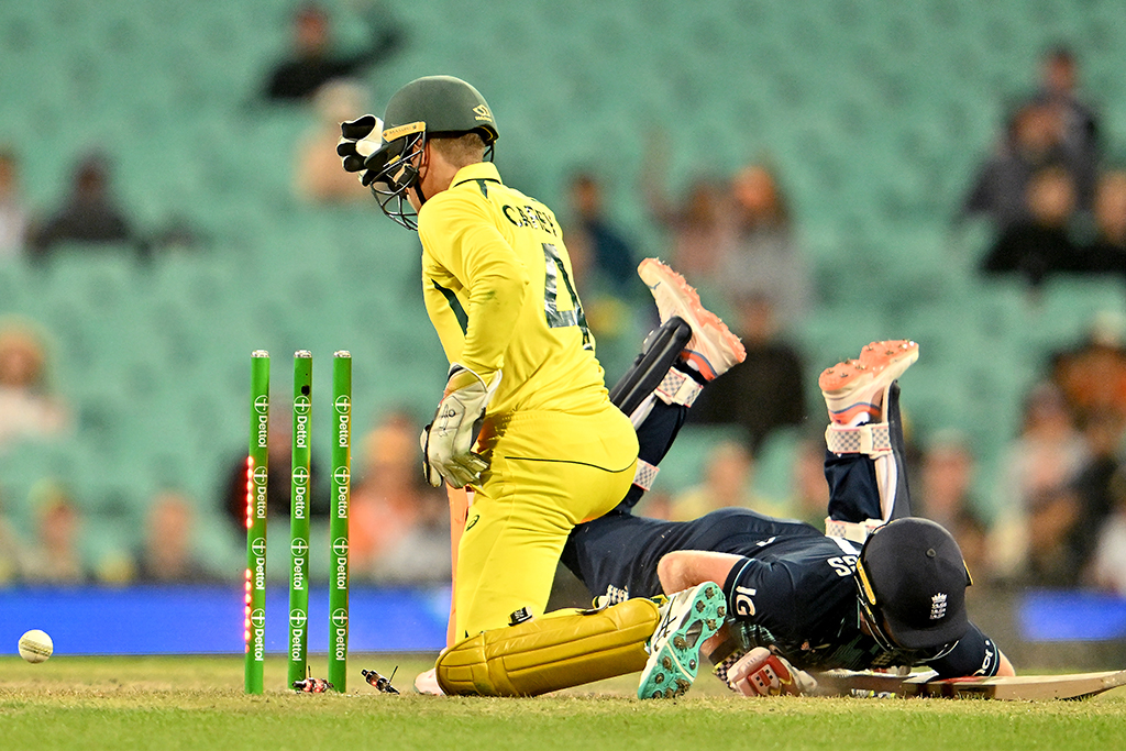 SYDNEY: England's Sam Billings (L) dives to gain his ground against an run-out attempt by Australia's wicketkeeper Alex Carey during the second one-day international (ODI) cricket match between Australia and England at the Sydney Cricket Ground. – AFP