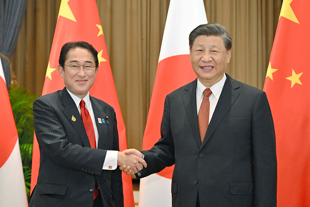 BANGKOK: Japan's Prime Minister Fumio Kishida (L) shakes hands with China's President Xi Jinping during their meeting in Bangkok on November 17, 2022, on the sidelines of the Asia-Pacific Economic Cooperation (APEC) Summit. – AFP