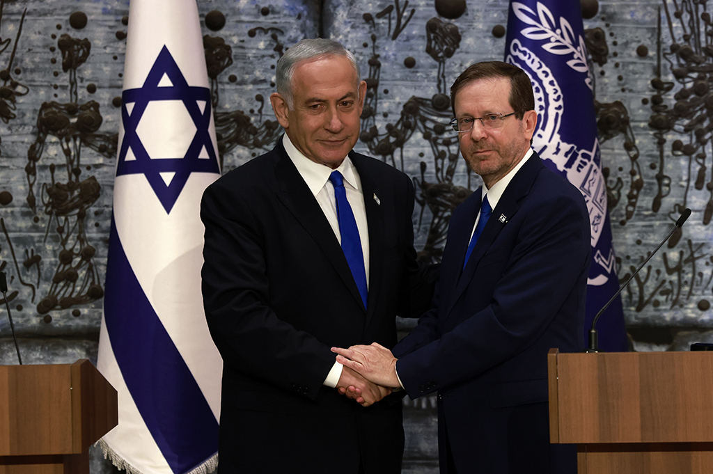 JERUSALEM, Undefined: Zionist's President Isaac Herzog (R) and Chairman Benjamin Netanyahu shake hands after the former tasked the latter with forming a new government, in Jerusalem, on November 13, 2022. - AFP