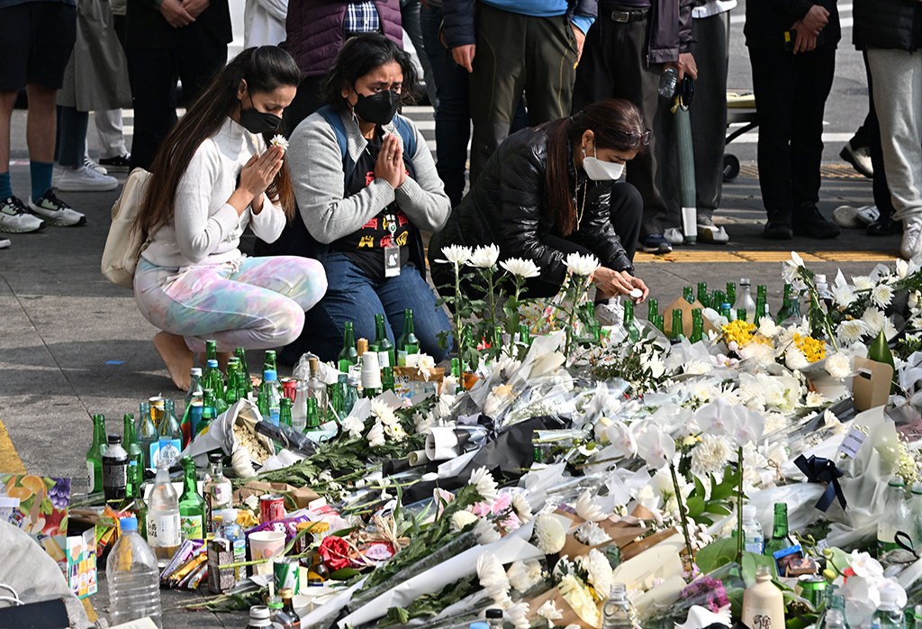 SEOUL: Mourners pay tributes at a makeshift memorial for the victims of the deadly Halloween crowd surge, outside a subway station in the district of Itaewon in Seoul on November 1, 2022. - AFP