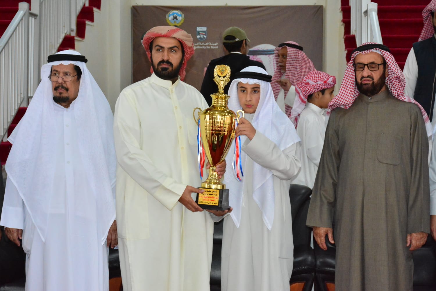 KUWAIT: Sheikh Abdullah Al-Mubarak Al-Sabah presents the cup to the winner. n