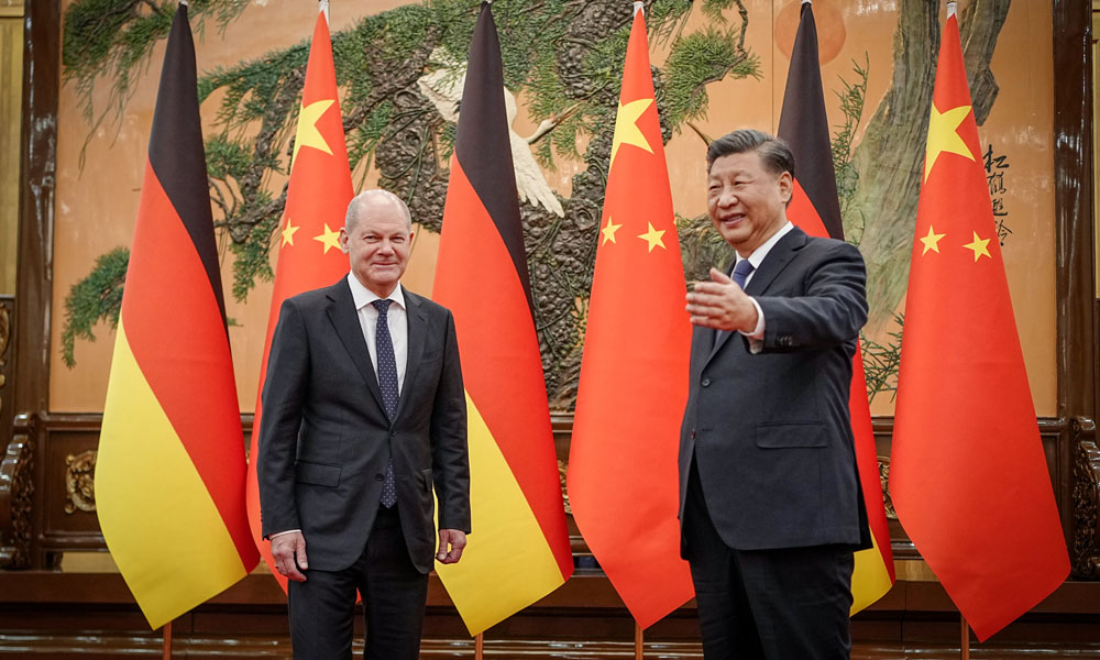 Chinese President Xi Jinping (R) welcomes German Chancellor Olaf Scholz at the Great Hall of the People in Beijing on November 4, 2022.
