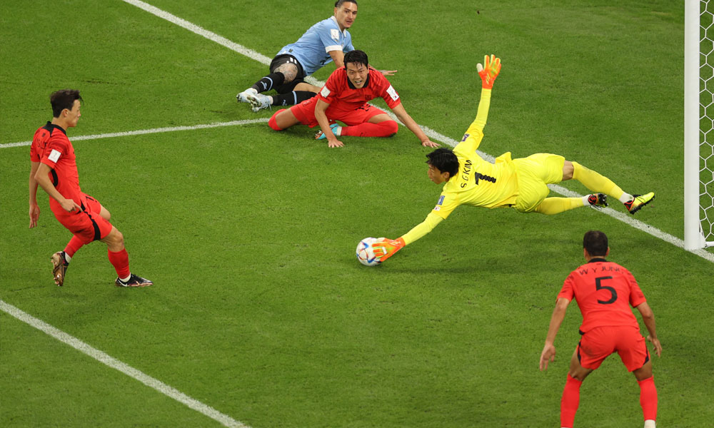 outh Korea's goalkeeper #01 Kim Seung-gyu makes a save during the Qatar 2022 World Cup Group H football match between Uruguay and South Korea