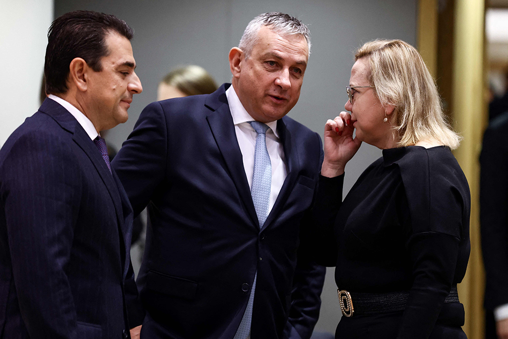 BRUSSELS: Czech Minister of Industry and Trade Jozef Sikela speaks with Polish Minister of Climate and Environment Anna Moskwa and Greek Energy Minister Konstantinos Skrekas before an extraordinary European Union energy ministers meeting at the EU headquarters on Nov 24, 2022. – AFP