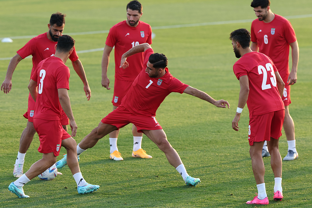 DOHA: Iran’s midfielder Alireza Jahanbakhsh (center) attends a training session at the Al-Rayyan training facility in Doha, ahead of the Qatar 2022 World Cup football tournament. – AFP