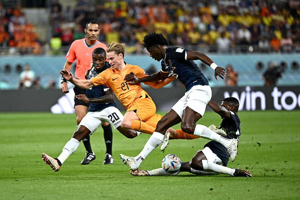 DOHA: Netherlands' midfielder #21 Frenkie De Jong (center) fights for the ball with Ecuador's midfielder #20 Jhegson Mendez (left), Netherlands' goalkeeper #23 Andries Noppert and Ecuador's defender #25 Jackson Porozo during the Qatar 2022 World Cup Group A football match between the Netherlands and Ecuador on November 25, 2022. - AFP