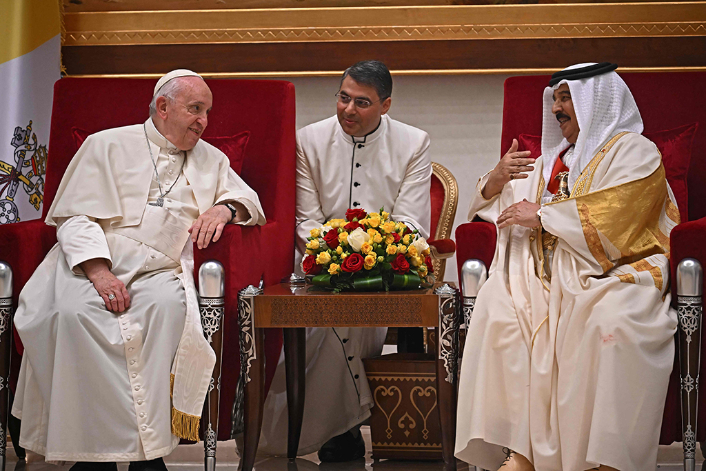 AWALI, Bahrain: Pope Francis speaks with Bahrain's King Hamad bin Isa Al-Khalifa during their meeting on Nov 3, 2022. – AFP