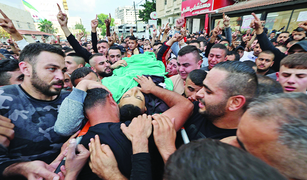 JENIN: Mourners carry the body of Mohamed Khalaf, a Palestinian who was killed by Zionist forces, on their way to a morgue on Nov 3, 2022. - AFP