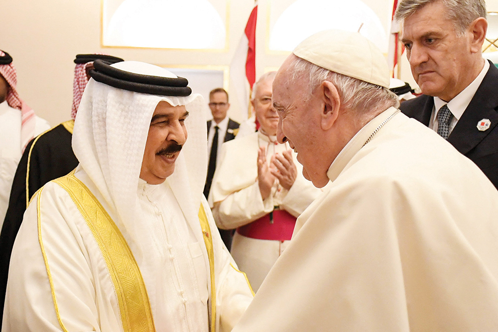 AWALI, Bahrain: Pope Francis meets Bahrain's King Hamad bin Isa Al-Khalifa during a farewell ceremony at the Sakhir airbase on Nov 6, 2022. – AFP