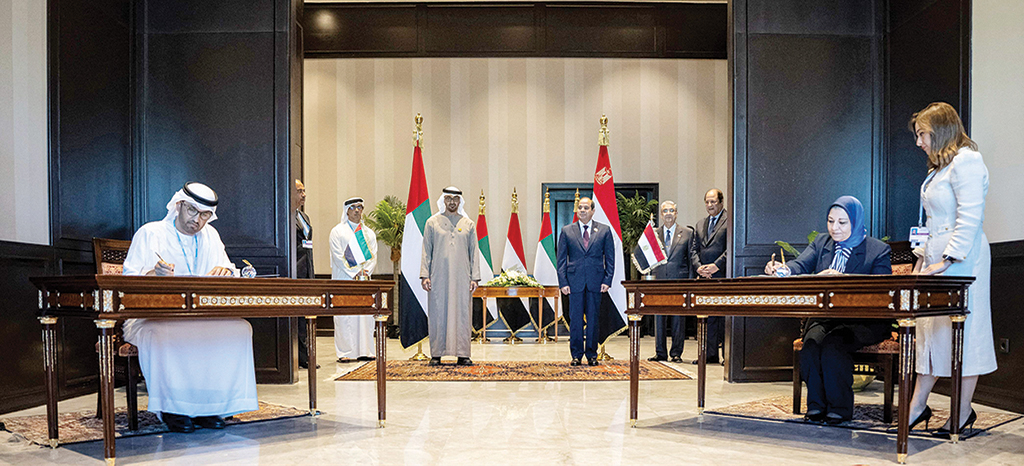SHARM EL-SHEIKH: UAE President Sheikh Mohamed bin Zayed Al-Nahyan and Egypt's President Abdel Fattah Al-Sisi witness the signing of an MoU on Nov 7, 2022. - AFP
