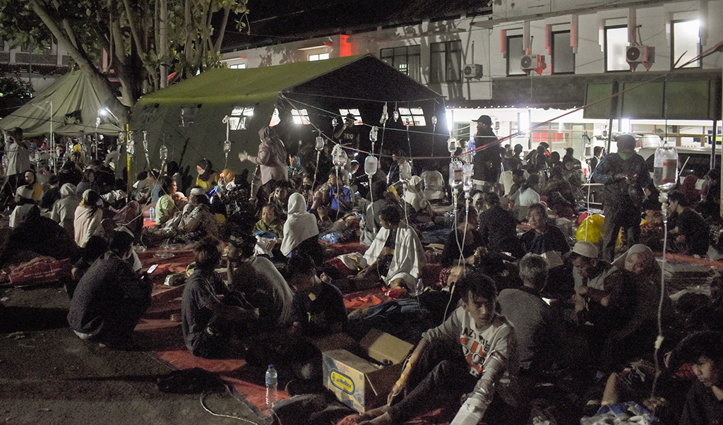 CIANJUR, Indonesia: Wounded survivors of an earthquake are treated in the yard of a hospital on Nov 21, 2022. – AFP