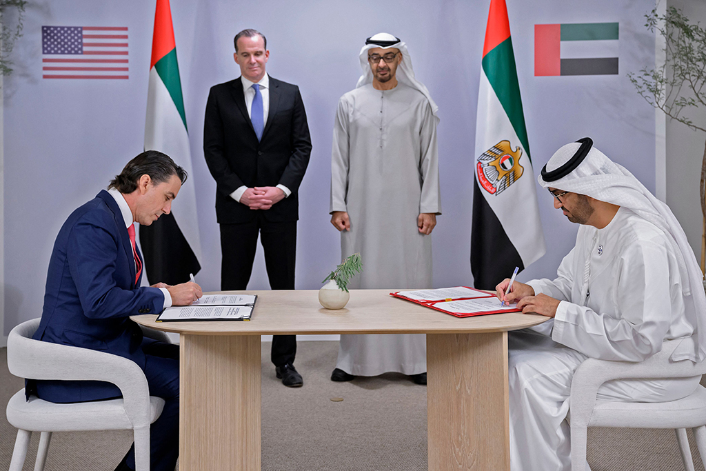 ABU DHABI: UAE President Sheikh Mohamed bin Zayed Al-Nahyan and US National Security Council Coordinator for MENA Brett McGurk watch as US Senior Advisor for Energy Security Amos Hochstein and UAE Minister of Industry and Advanced Technology Sultan Al-Jaber sign an agreement on Nov 1, 2022. – AFP