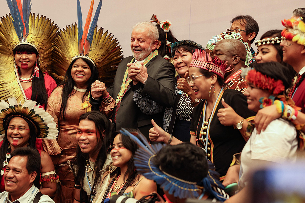 SHARM EL SHEIKH: Brazilian president-elect Luiz Inacio Lula da Silva poses for a group photograph with representatives of his country's indigenous people the during the COP27 climate conference on Nov 17, 2022. – AFP