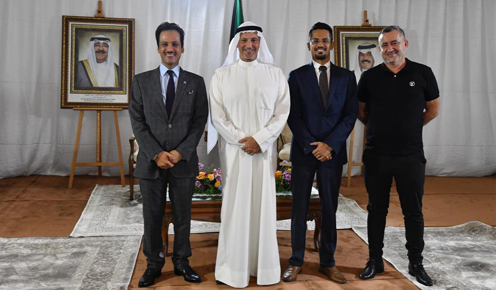 ALGIERS: Kuwait’s Foreign Minister Sheikh Salem Al-Abdullah Al-Jaber Al-Sabah with the KUNA team covering the Arab Summit. – KUNA