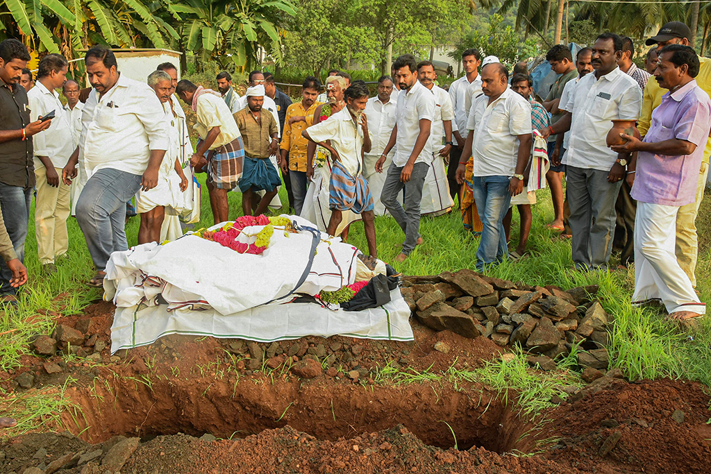METTUR:  Dravida Munnetra Kazhagam (DMK) party carders and relatives prepare to perform the last rites of Thangavel who self-immolated to protest against Hindi language imposition at Thalzhaiyur village at Mettur in India’s Tamil Nadu state. - AFP