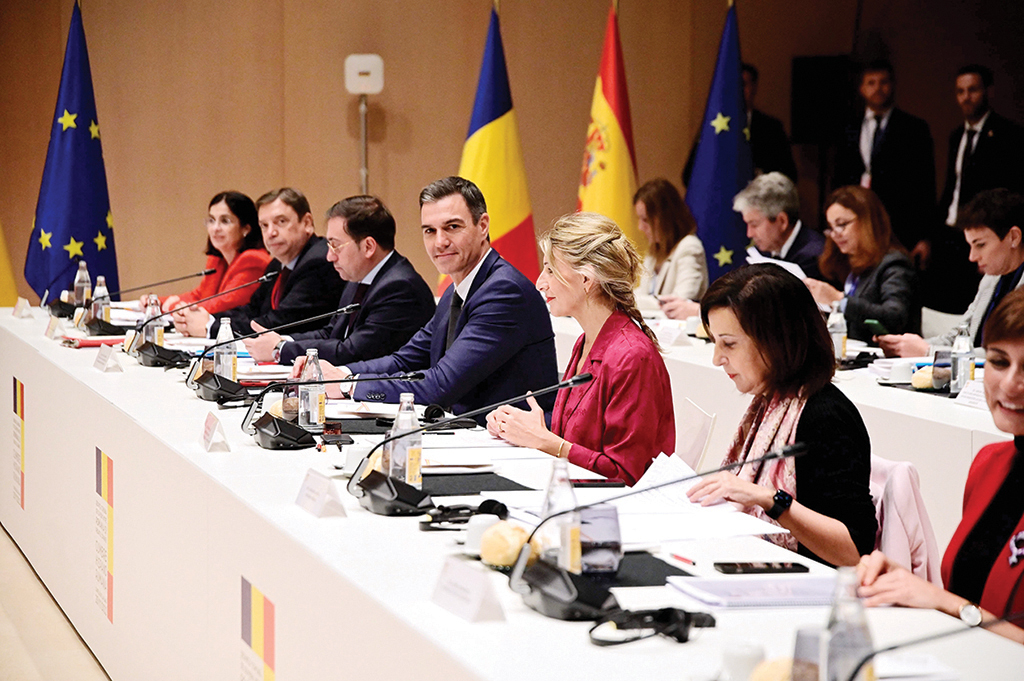 CASTELLON DE LA PLANA: Spanish Prime Minister Pedro Sanchez flanked by Spain's Minister of Foreign Affairs Jose Manuel Albares, Spain's Deputy Prime Minister and Minister of Labor and Social Economy Yolanda Diaz (3rd right) and Spain's Minister of Defense Margarita Robles (2nd right) attend a Romania-Spain summit in Castellon de la Plana, eastern Spain on November 23, 2022. - AFP