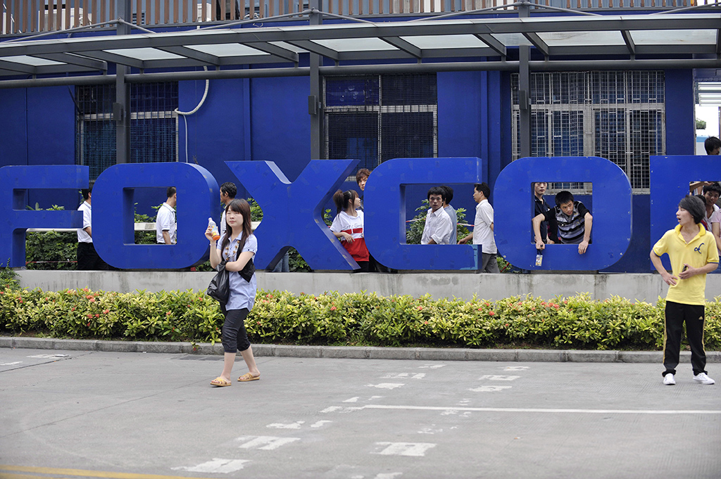 SHENZHEN, China: File photo taken on May 27, 2010 shows Chinese workers outside the Foxconn factory in Shenzhen, southern China's Guangdong province. Chinese authorities locked down the area surrounding the world's largest iPhone factory on November 2, 2022, after workers fled to avoid a coronavirus outbreak. – AFP