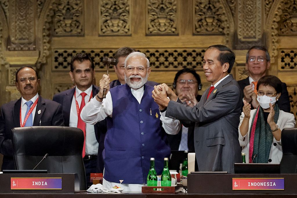 DENPASAR, Indonesia: India's Prime Minister Narendra Modi (left) and Indonesia's President Joko Widodo take part in the handover ceremony during the G20 Summit in Nusa Dua on the Indonesian resort island of Bali on November 16, 2022. – AFP