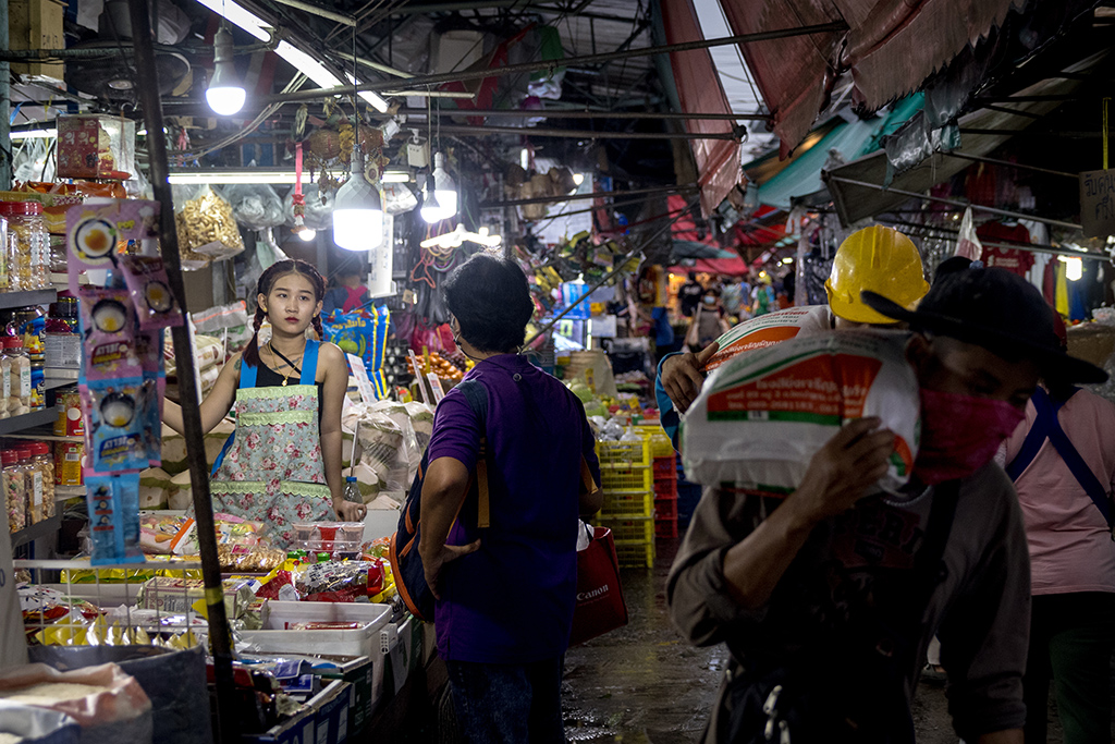 BANGKOK: In this file photo taken on September 2, 2022 a market vendor speaks to a customer in Bangkok. Thailand's economy grew 4.5 percent in the third quarter, officials said November 21, with the return of international tourists helping to offset persistently high inflation. - AFP