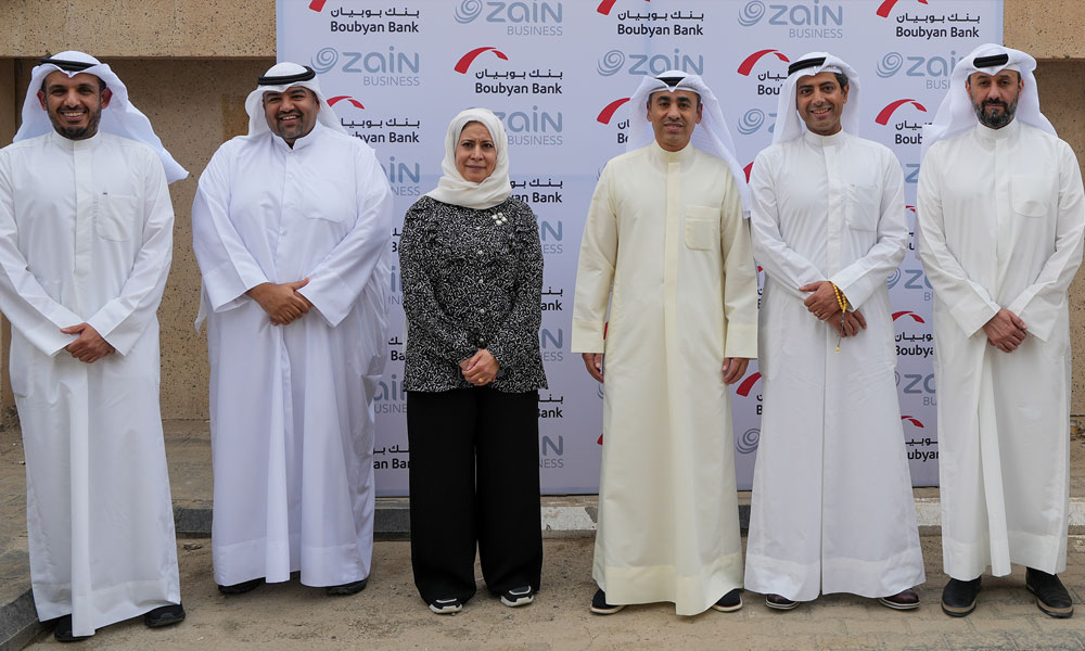 Al Roudhan and Al Tuwaijri with Zain and Boubyan executives during the tour