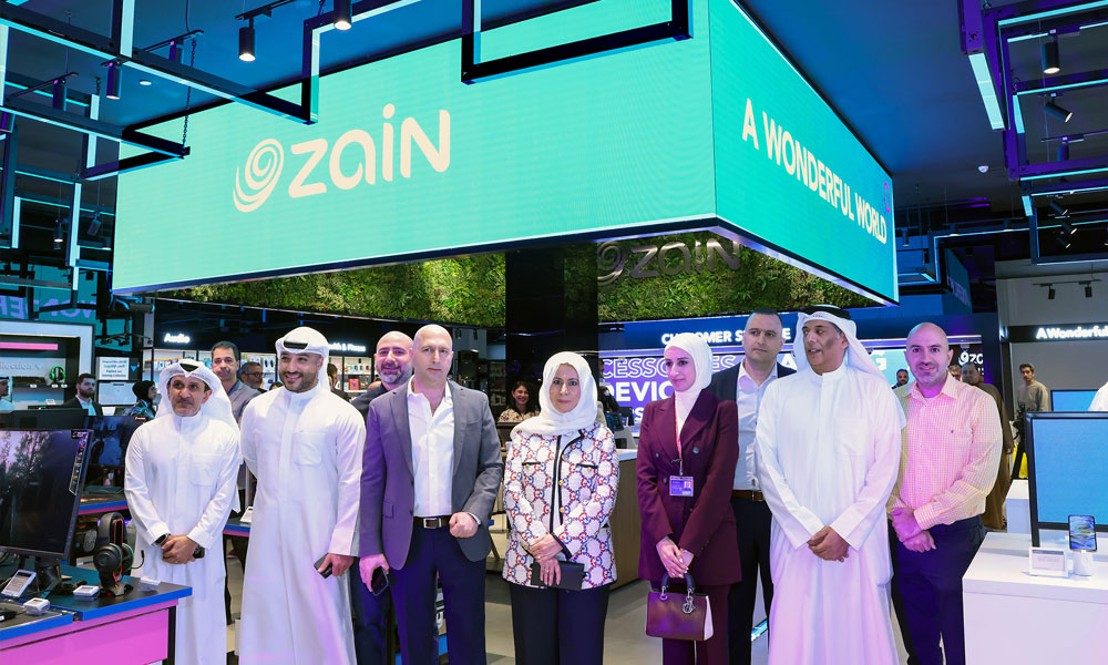 Eaman Al Roudhan with Zain’s executive management during the opening ceremony