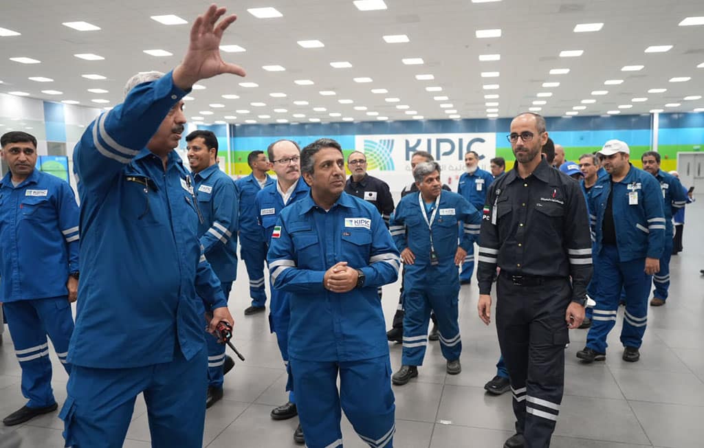 KUWAIT: Oil Minister Bader Al-Mulla visits the new Al-Zour Refinery. – KUNA photos