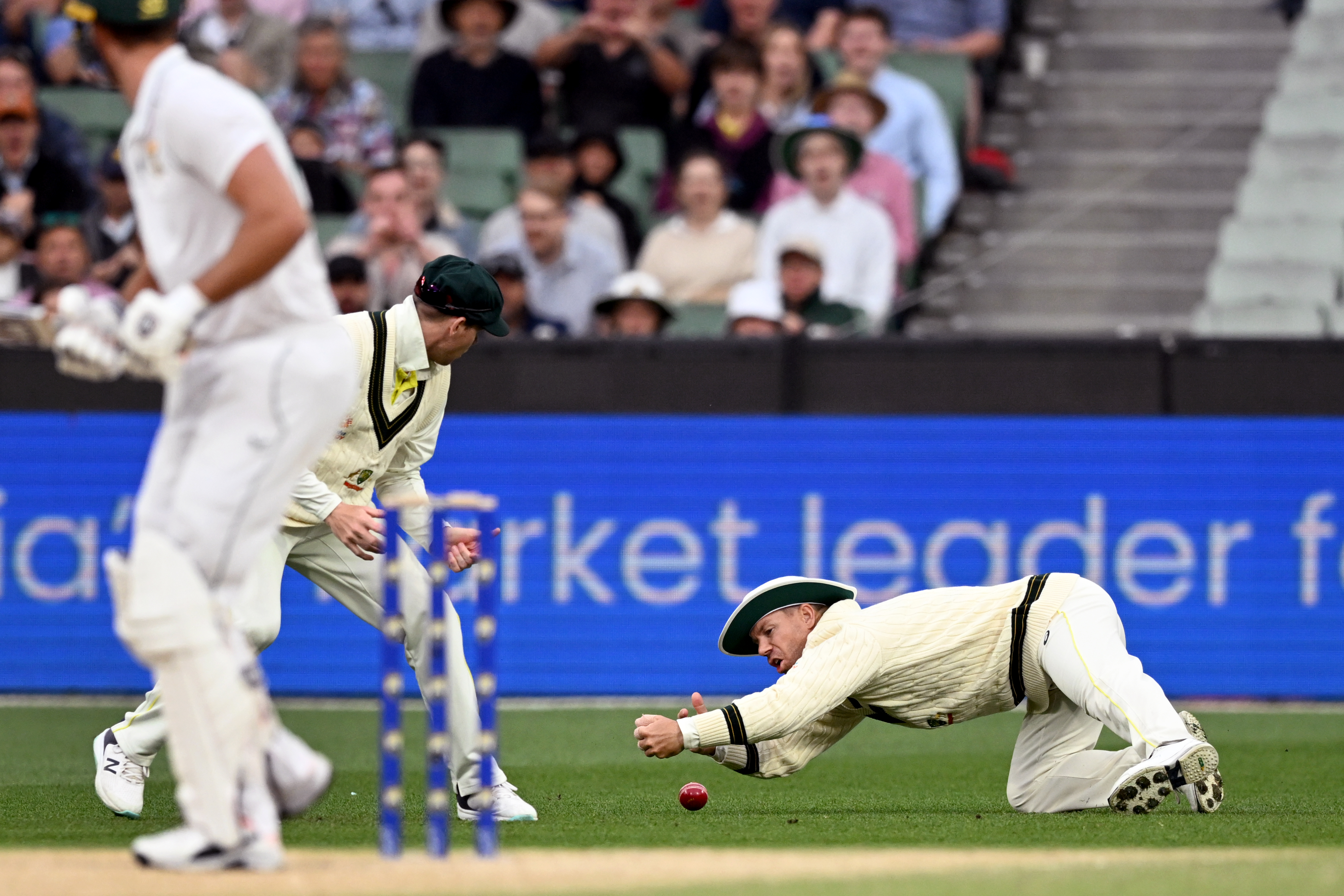 Australia's David Warner (R) drops a catch from South African batsman Theunis de Bruyn (L) on the third day of the second cricket Test match between Australia and South Africa at the MCG in Melbourne on December 28, 2022. (Photo by William WEST / AFP) / -- IMAGE RESTRICTED TO EDITORIAL USE - STRICTLY NO COMMERCIAL USE -- - -- IMAGE RESTRICTED TO EDITORIAL USE - STRICTLY NO COMMERCIAL USE --