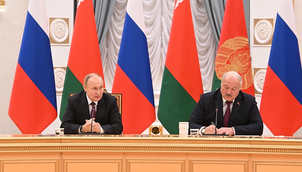 MINSK: Russian President Vladimir Putin (L) and Belarusian President Alexander Lukashenko make a statement during their meeting at the Palace of Independence in Minsk. – AFP