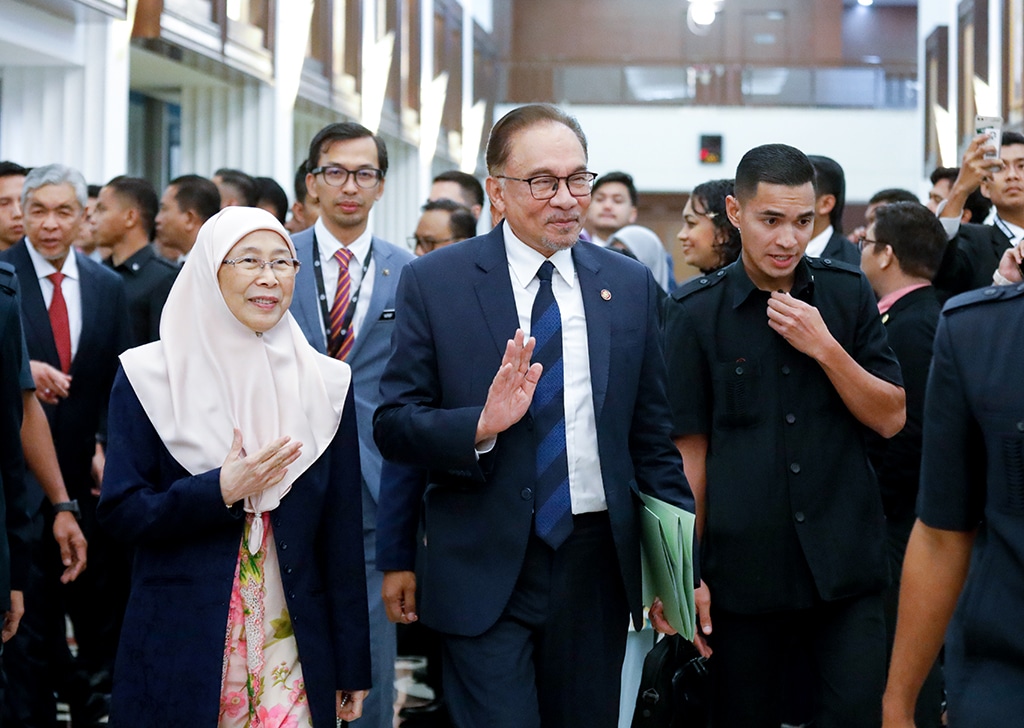 KUALA LUMPUR: Malaysia’s Prime Minister Anwar Ibrahim (C) waves as he leaves the lower house of parliament after receiving a vote of confidence, in Kuala Lumpur on December 19, 2022. – AFP