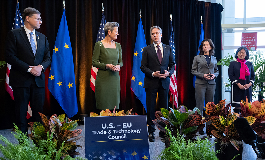COLLEGE PARK: European Commission Executive Vice President Valdis Dombrovskis (left), European Commission Executive Vice President Margrethe Vestager (second left), US Secretary of State Antony Blinken (center), US Secretary of Commerce Gina Raimondo (second right) and US Trade Representative Katherine Tai (right) speak to the media following the US-EU Trade and Technology Council (TTC) Ministerial Meeting at the University of Maryland in College Park, Maryland, on December 5, 2022.- AFP