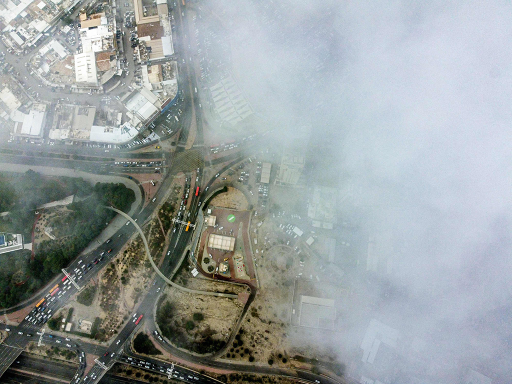KUWAIT: This picture taken on December 7, 2022 shows a view of fog covering roads in Kuwait City. - Photo by Yasser Al-Zayyat