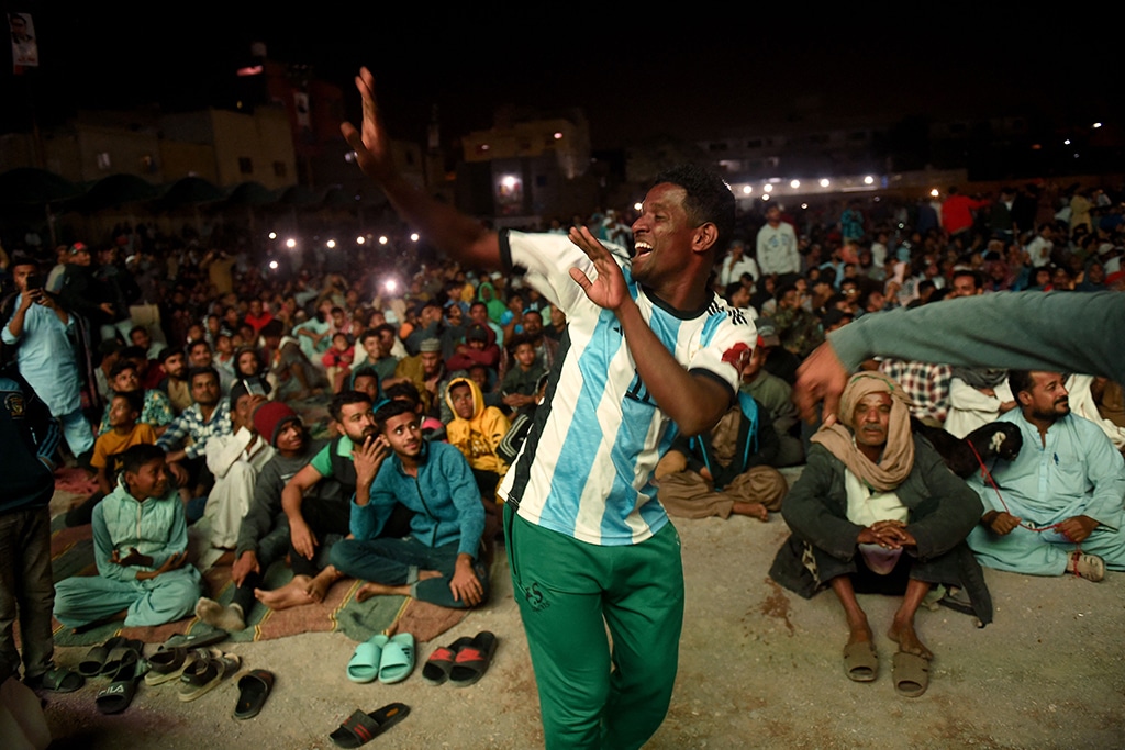 KARACHI: Pakistani football fans dance as they watch the live broadcast of the Qatar 2022 World Cup football semi-final match between Argentina and Croatia in the Lyari neighborhood of Karachi on December 14, 2022. - AFP