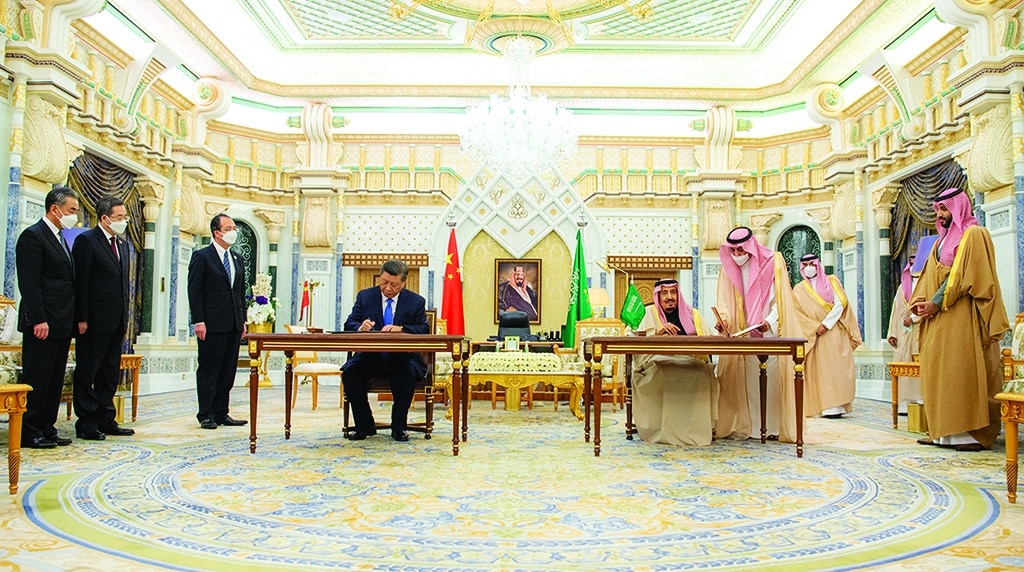 RIYADH: This handout picture provided by the Saudi Royal Palace shows Saudi King Salman bin Abdulaziz (center right) meeting with Chinese President Xi Jinping (center left), as Crown Prince Mohammed bin Salman (right) looks on, in the capital Riyadh, on December 8, 2022. - AFP