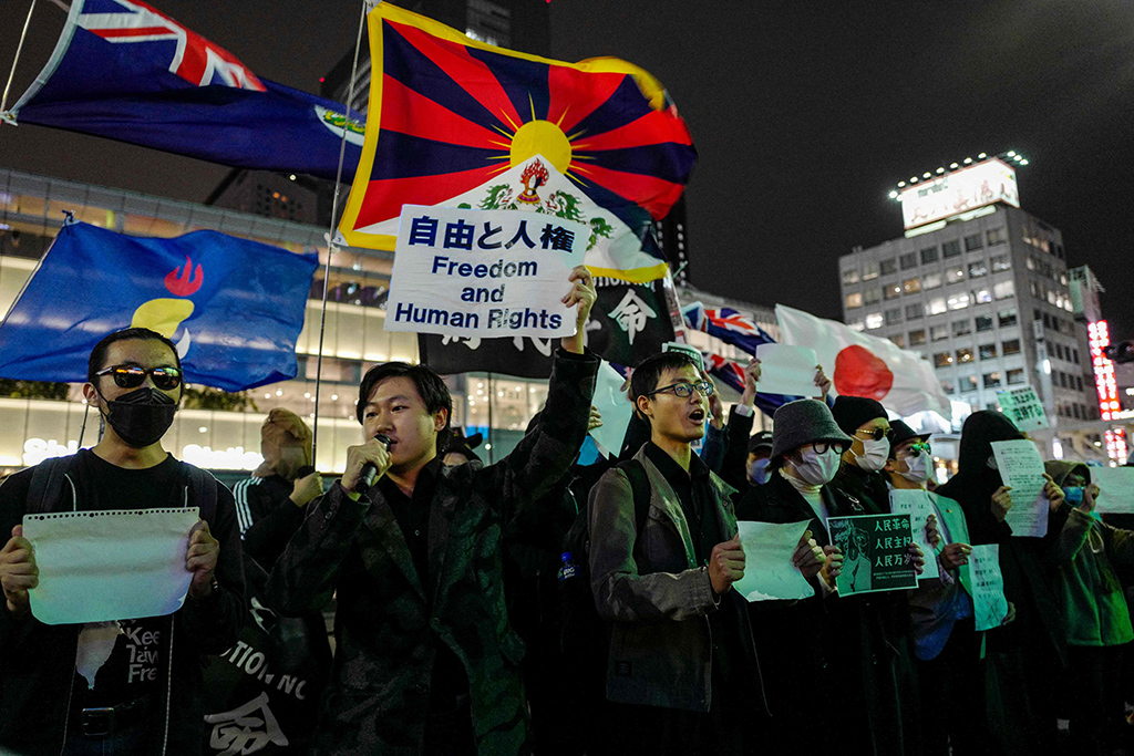 Chinese residents in Japan and supporters stage a rally to protest against China's Zero Corona policy and the dictatorial rule of the Chinese Communist Party in Tokyo on November 30, 2022 as part of candlelight vigil for victimes of 11.24 Urumqi fire. (Photo by Kazuhiro NOGI / AFP)