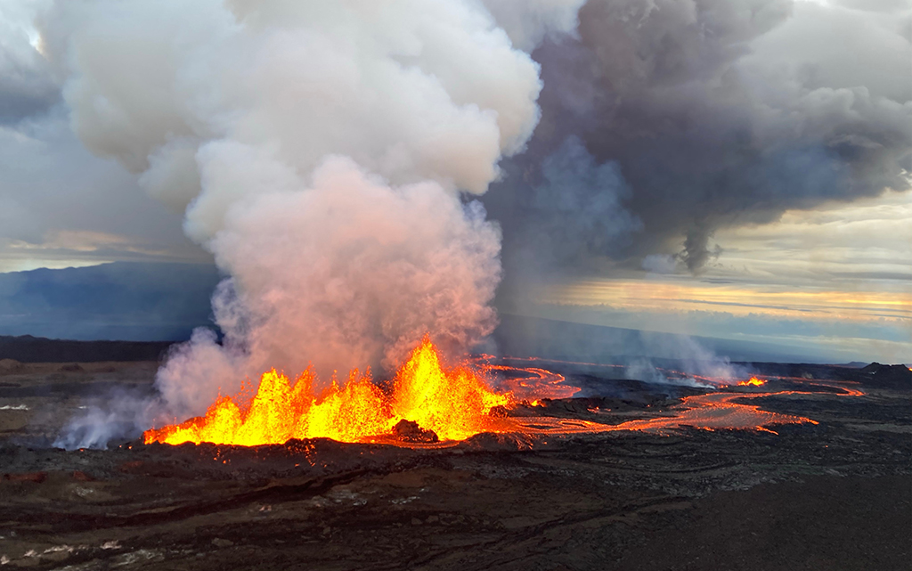This image released by the US Geological Survey (USGS) on November 29, 2022, shows an aerial photograph of the dominant fissure 3 erupting on the Northeast Rift Zone of Mauna Loa in Hawaii. - AFP