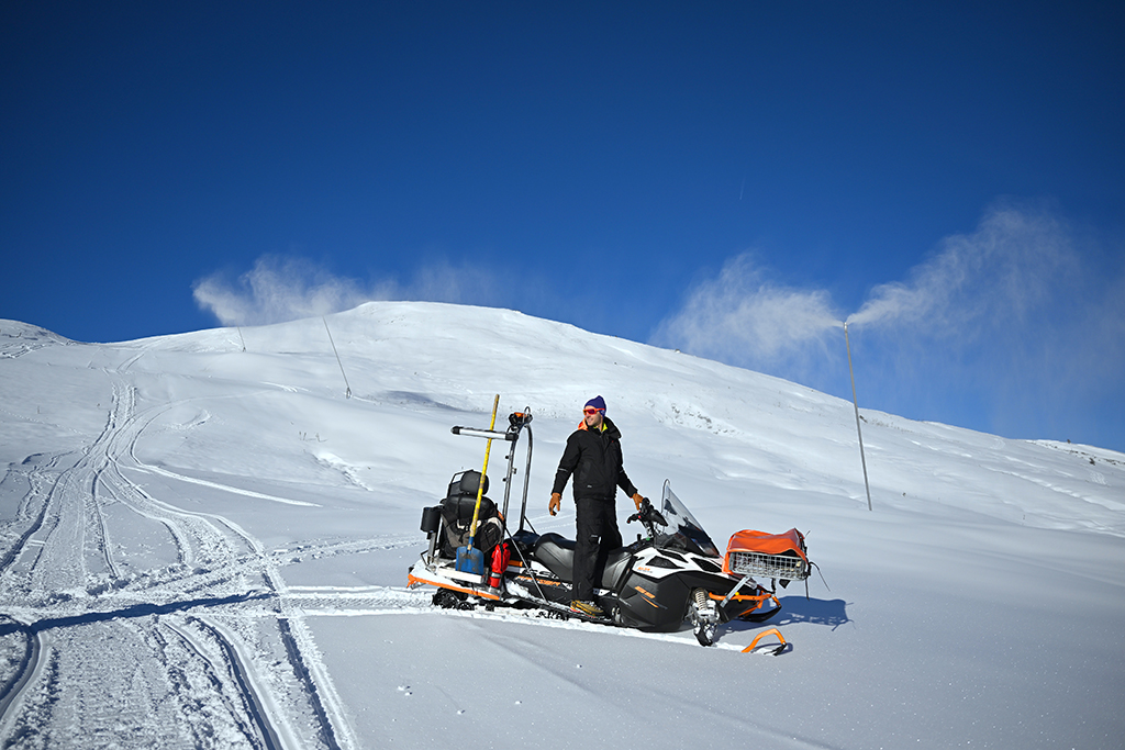 HOLLERSBACH IM PINZGAU,?Austria: Snow master Juergen Krizan controls snow cannons in the skiing region Kitzbuehler Alpen, Hollersbach, Austrian province of Salzburg, on November 27, 2022. - AFP