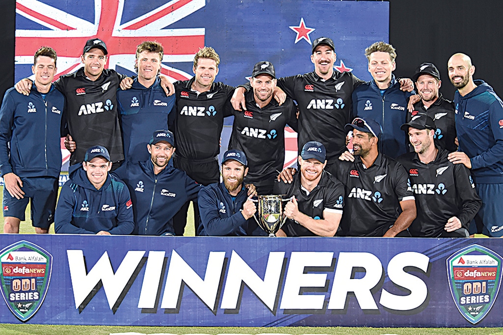KARACHI: New Zealand's players pose with the winners' trophy on the third and final one-day international (ODI) cricket match between Pakistan and New Zealand at the National Stadium in Karachi. – AFP