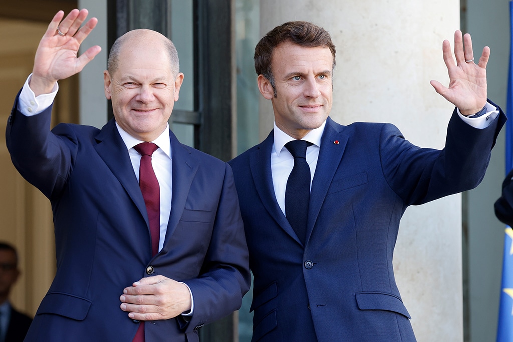PARIS: File photo shows France's President Emmanuel Macron (R) and German Chancellor Olaf Scholz wave upon Scholz' arrival for a lunch at the presidential Elysee Palace in Paris. January 22, 2023 marks the 60th anniversary of the landmark treaty signed January 22, 1963 by then French president Charles de Gaulle and West German chancellor Konrad Adenauer. – AFP