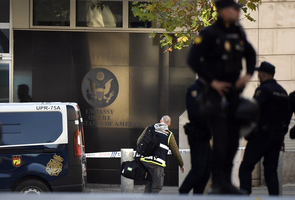 MADRID: File photo shows Spanish police stand guard near the US embassy in Madrid, after they have received a letter bomb, similar to one which went off at the Ukrainian embassy. - AFP